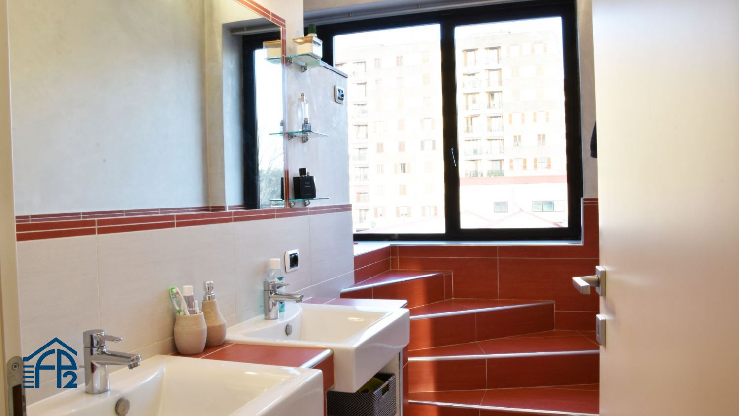 Show room ristrutturato con abitazione