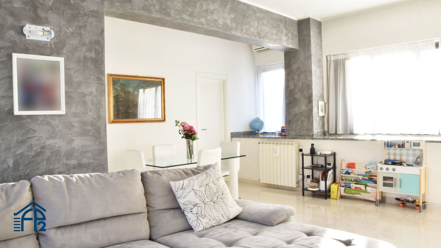 Show room ristrutturato con abitazione