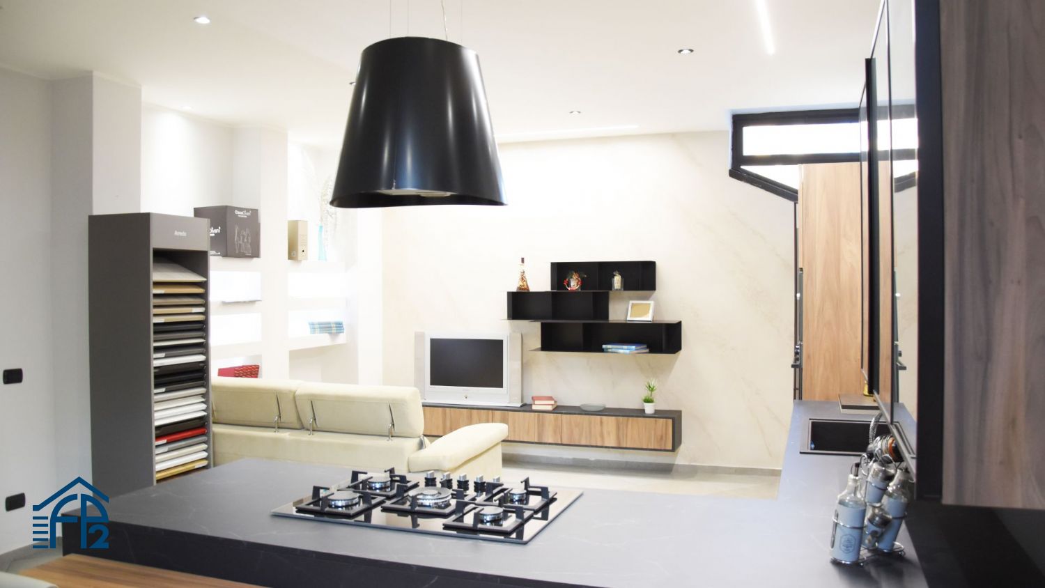 Show room ristrutturato con abitazione