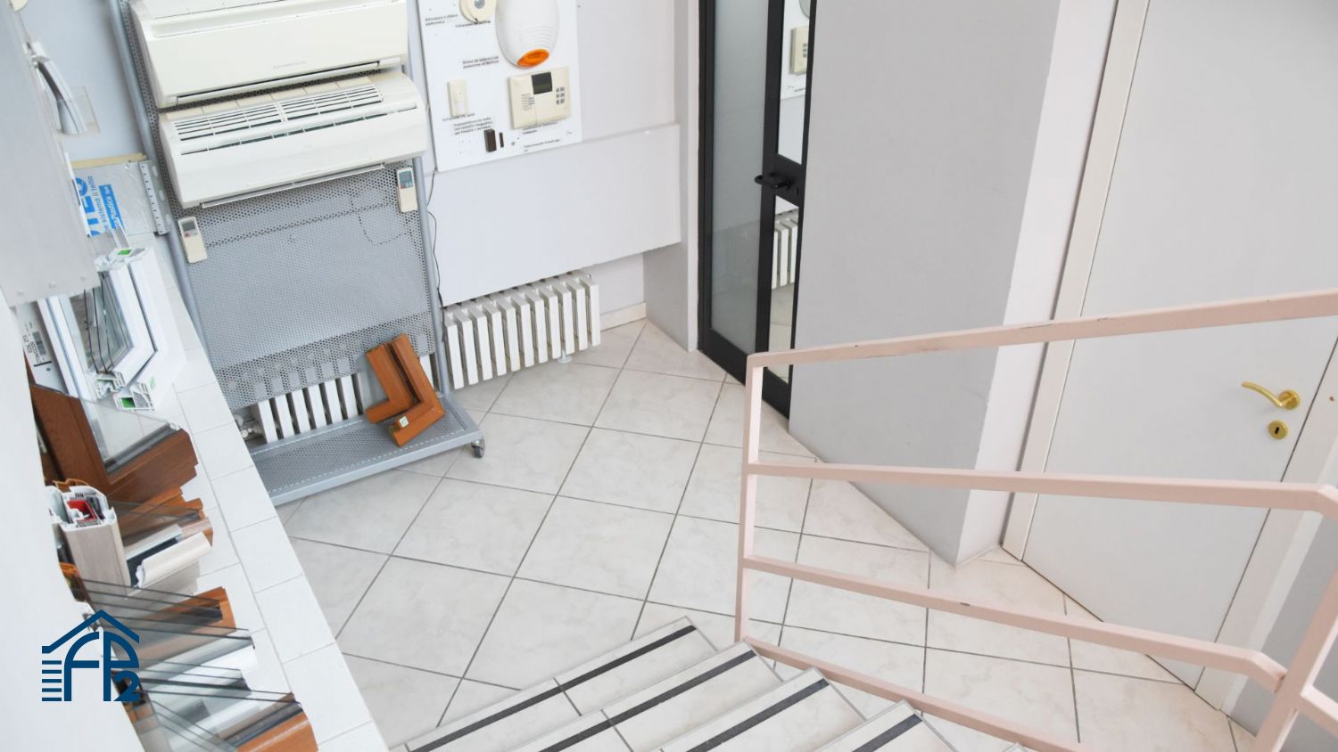 Show room ristrutturato con abitazione