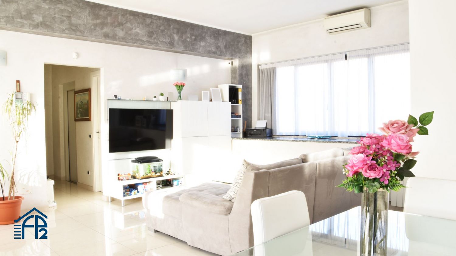 Show room ristrutturato con abitazione