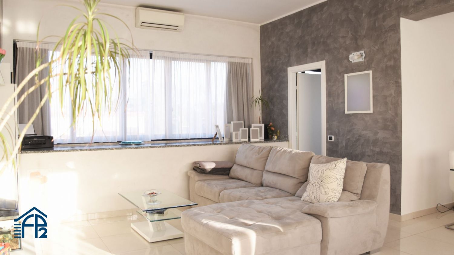 Show room ristrutturato con abitazione