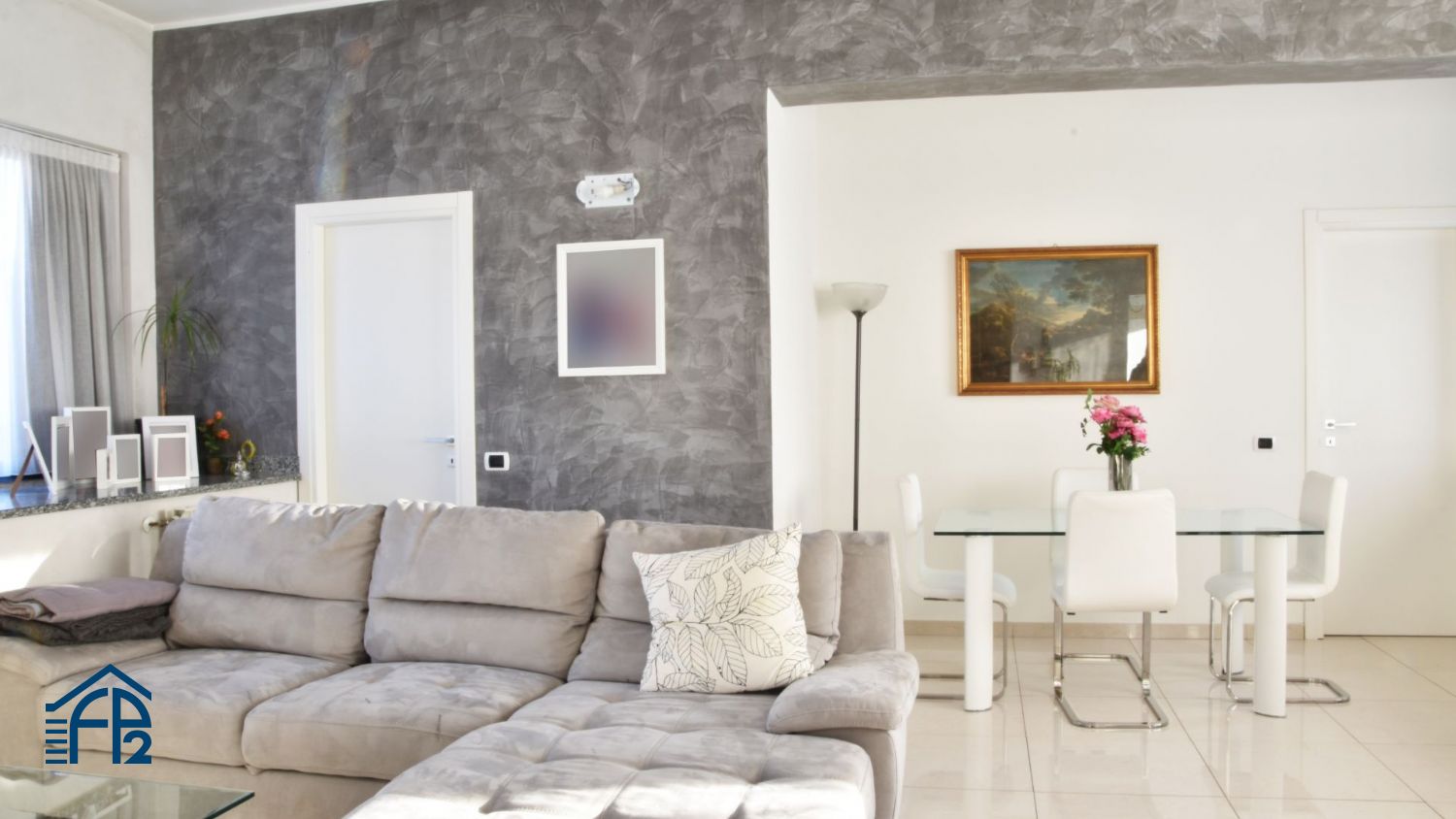 Show room ristrutturato con abitazione