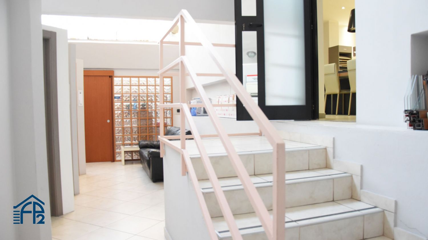 Show room ristrutturato con abitazione