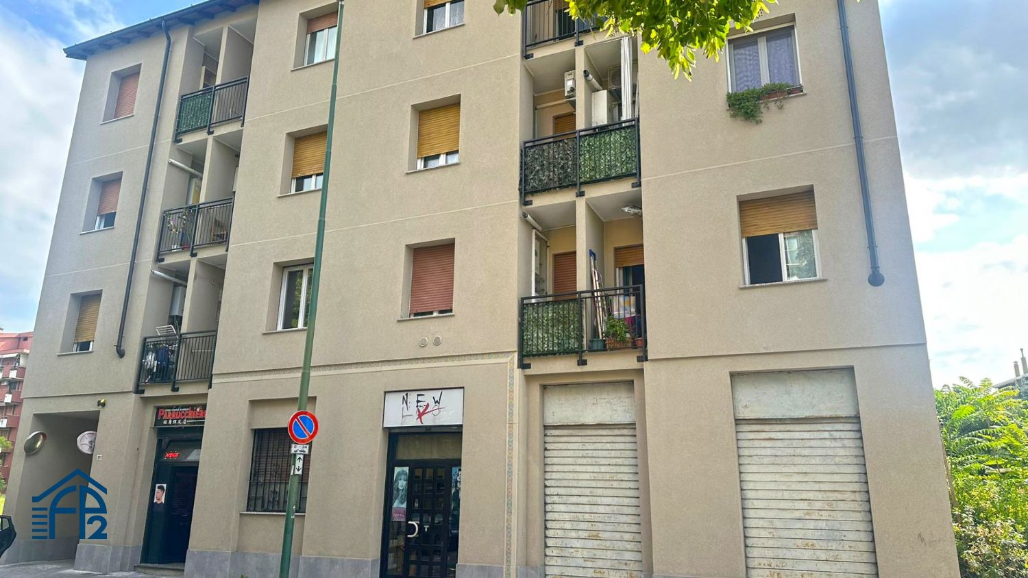 Negozio con posto auto