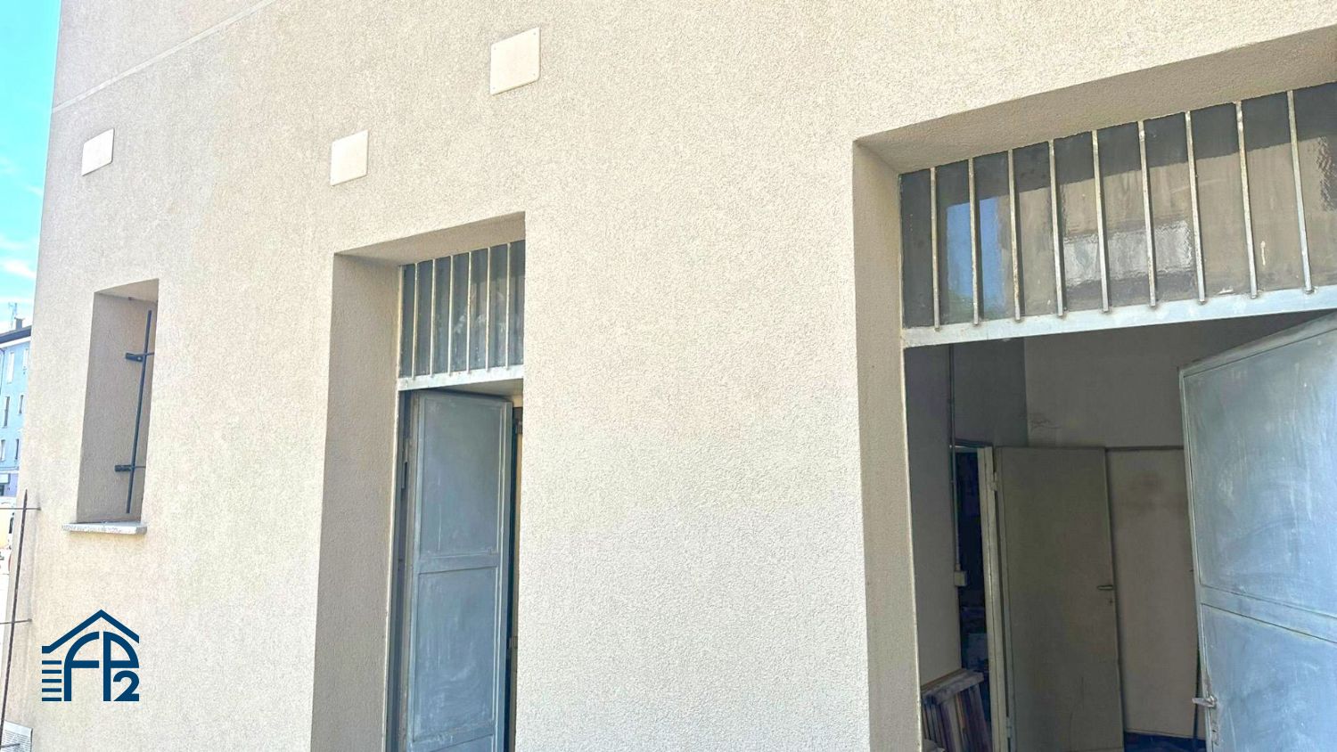 Negozio con posto auto