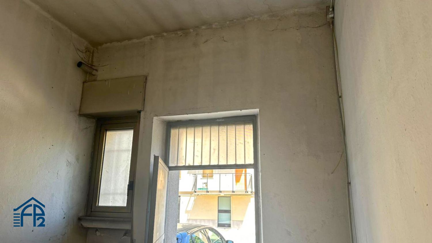 Negozio con posto auto