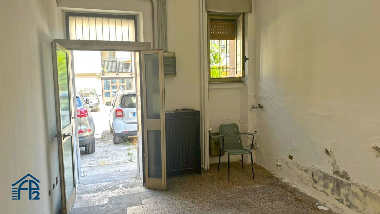 Negozio con posto auto