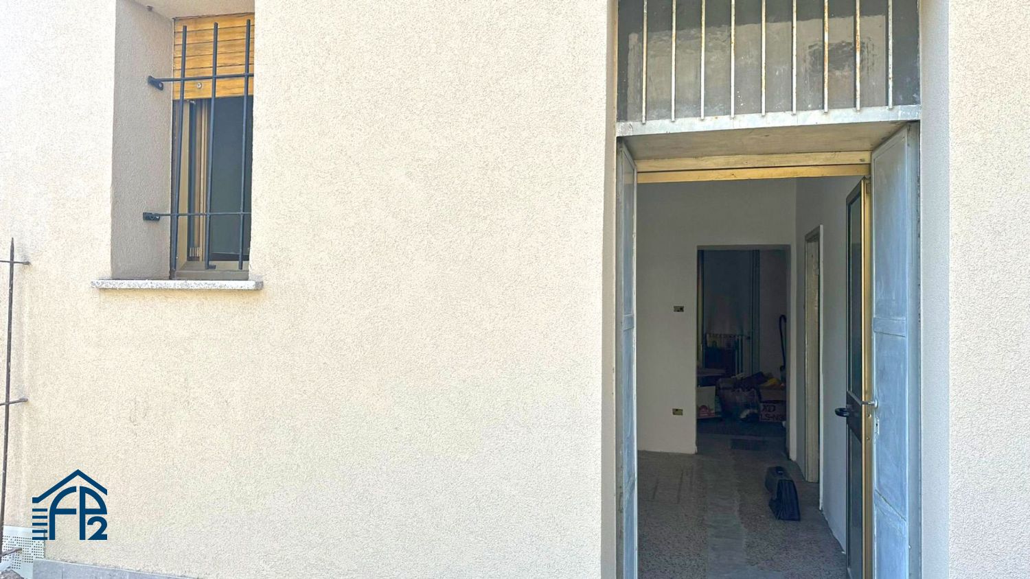 Negozio con posto auto