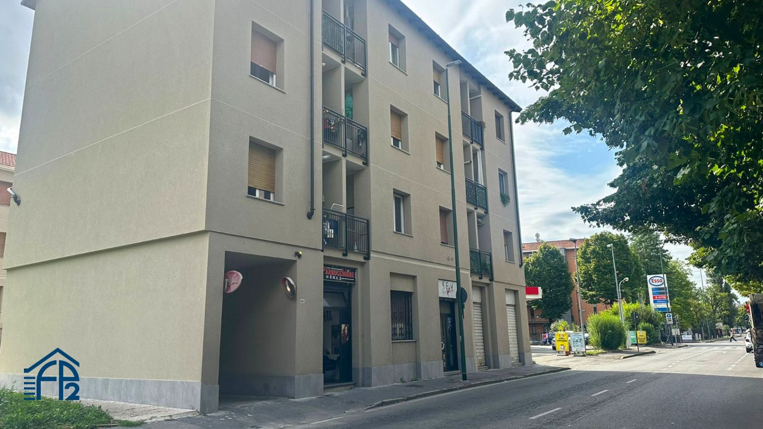 Negozio con posto auto