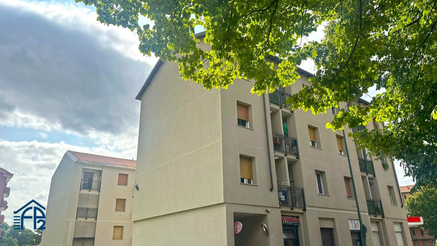 Negozio con posto auto  