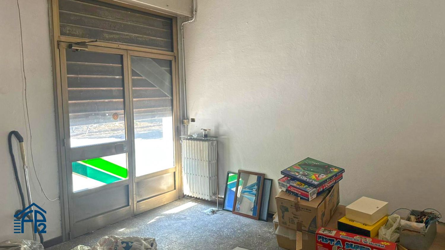Negozio con posto auto