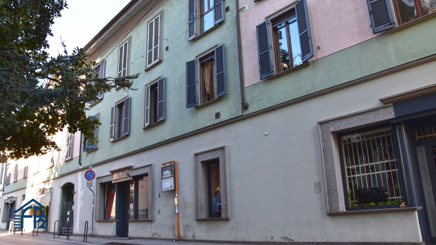 Negozio con Due Vetrine