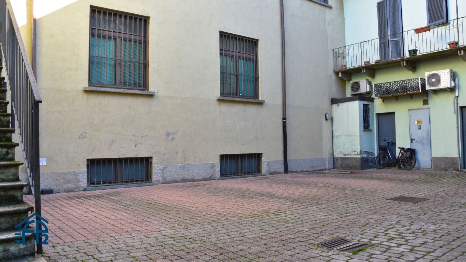 Negozio con Due Vetrine