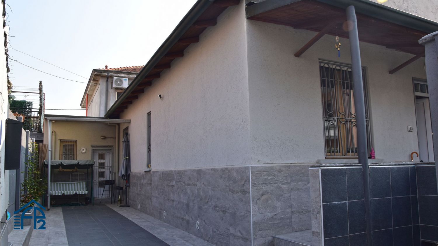 Porzione di Villetta Bifamiliare con cortile privato