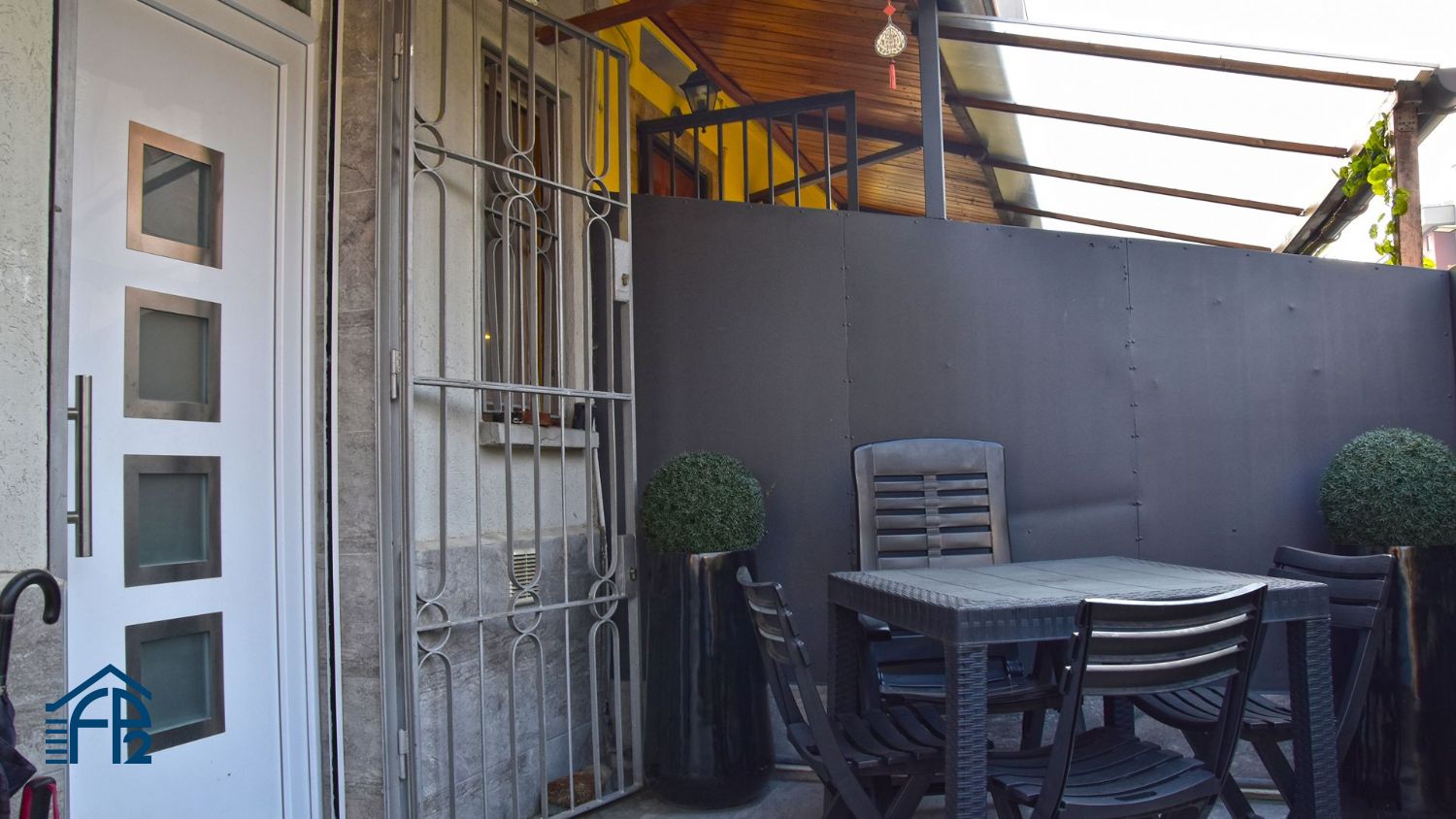 Porzione di Villetta Bifamiliare con cortile privato
