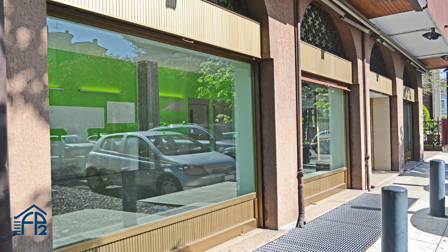 Negozio con magazzino e box