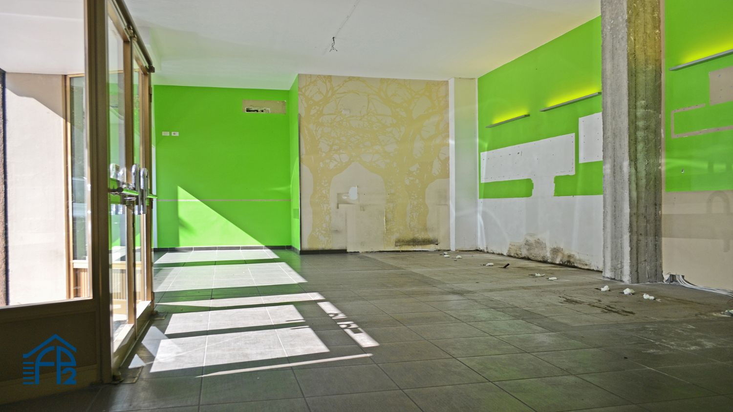 Negozio con magazzino e box