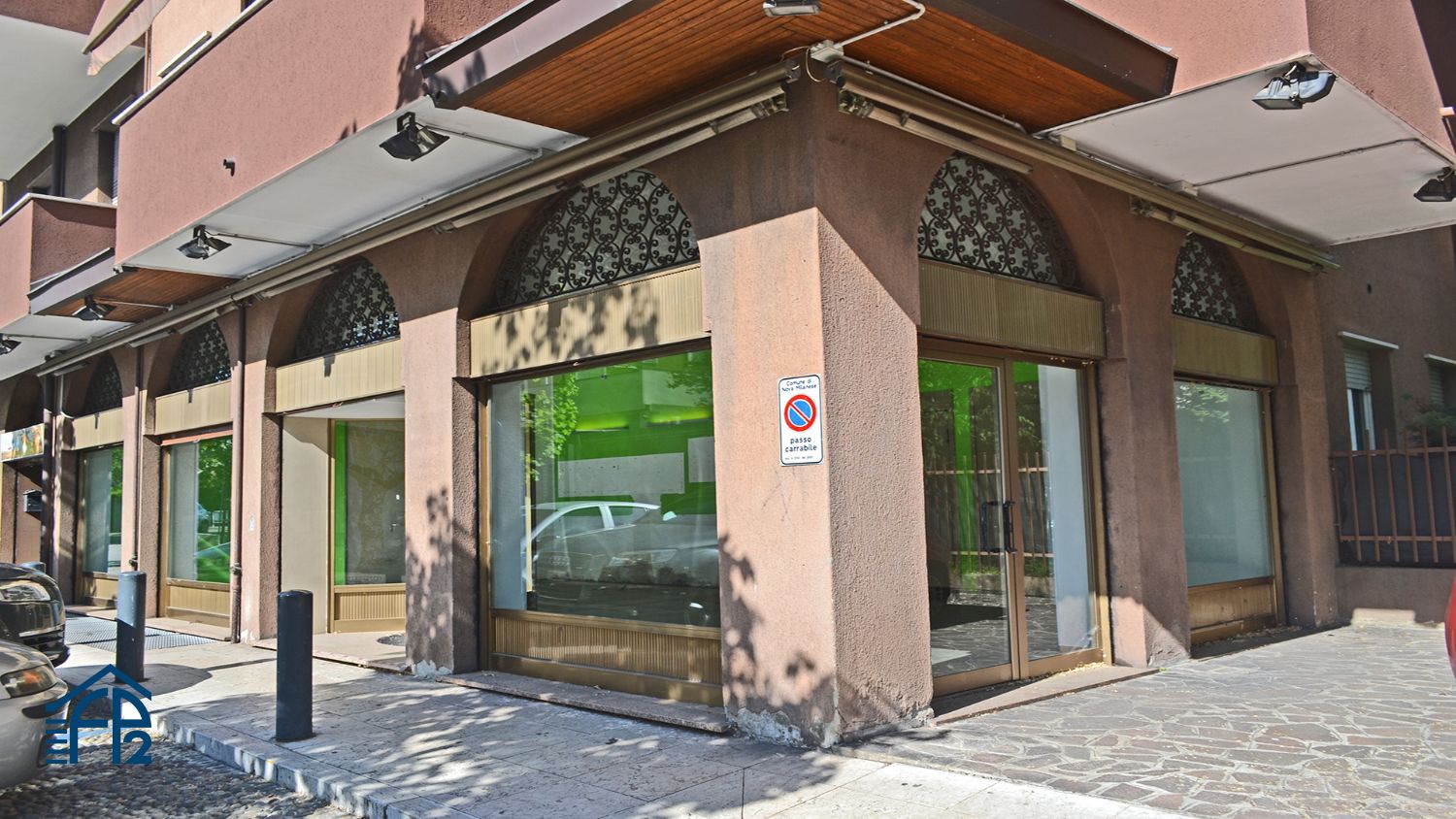 Negozio con magazzino e box