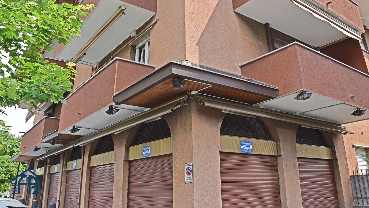 Negozio con magazzino e box