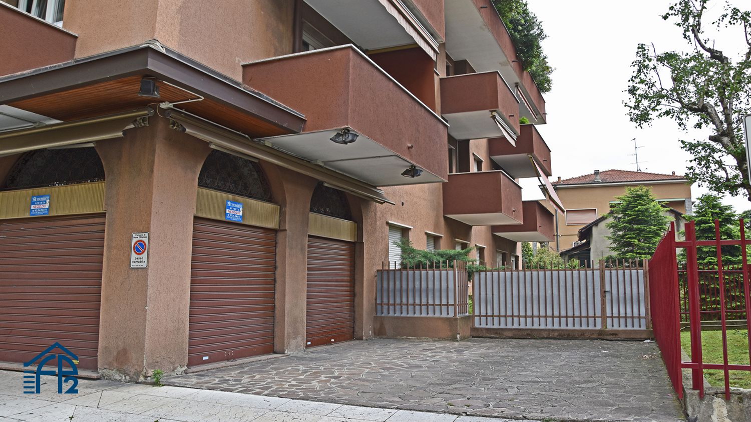 Negozio con magazzino e box