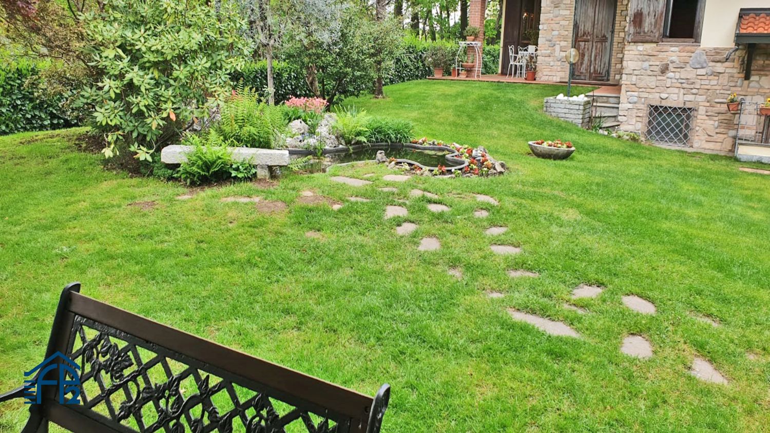 Locale commerciale con giardino privato