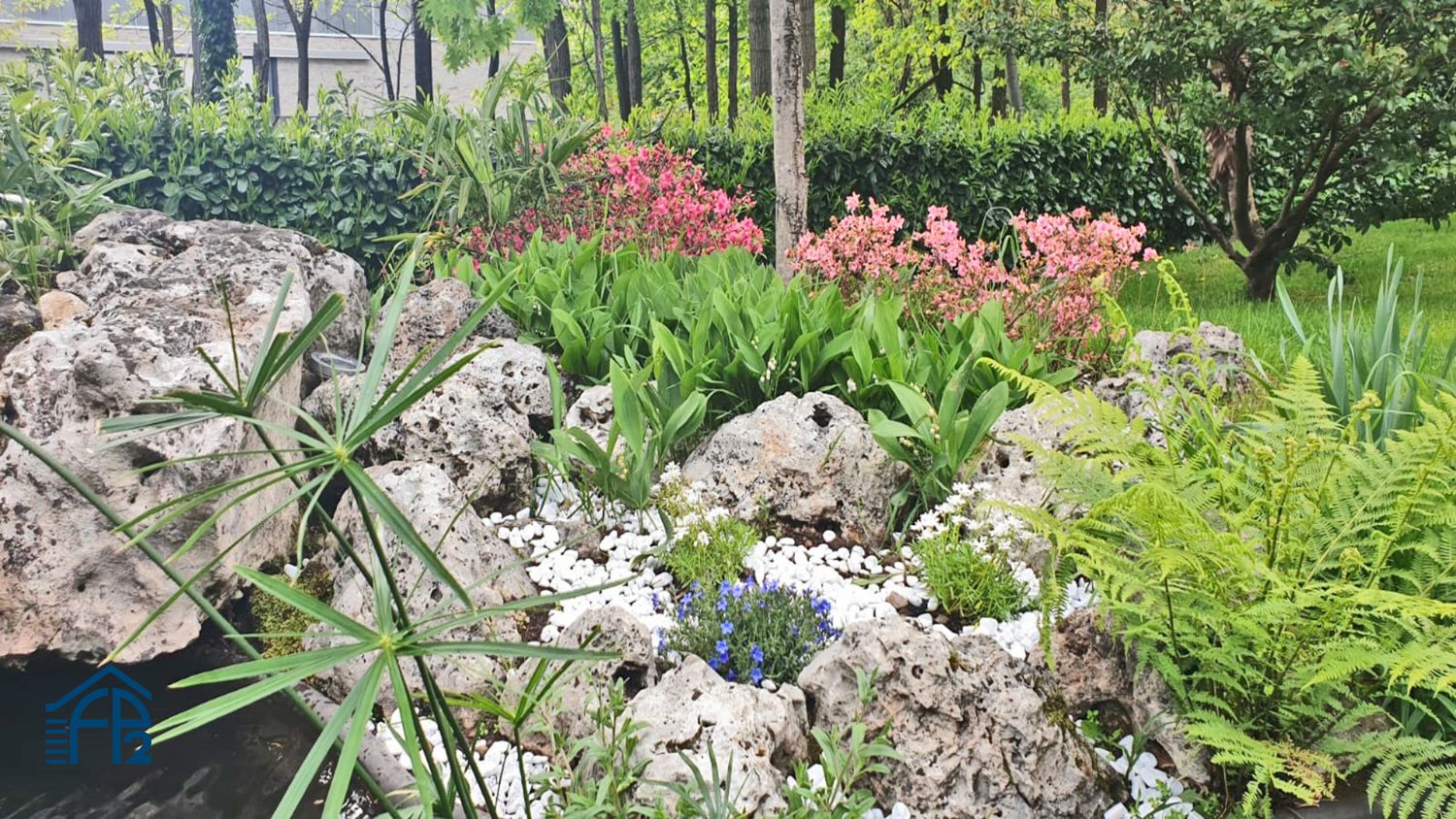 Locale commerciale con giardino privato