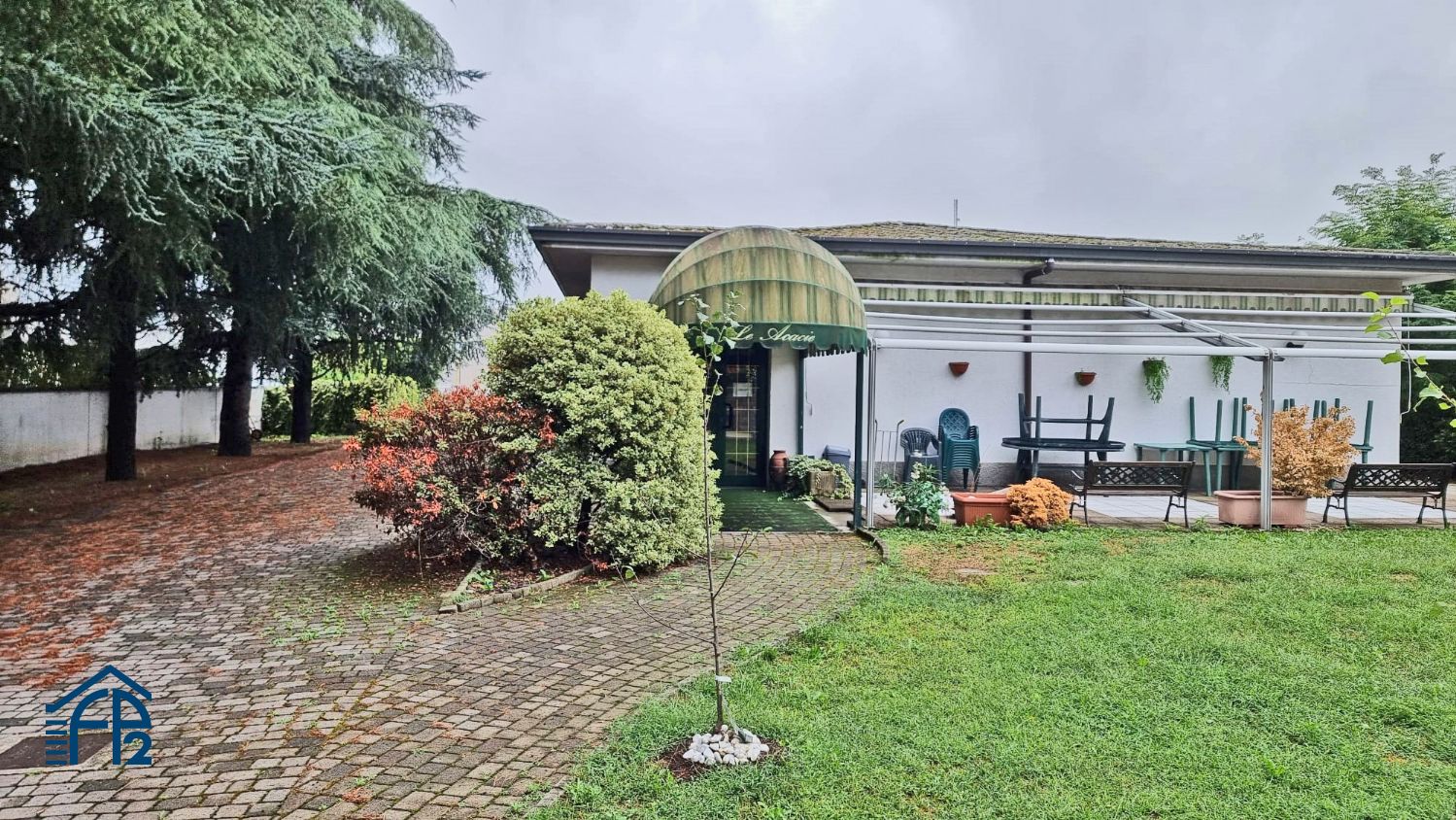 Locale commerciale con giardino privato