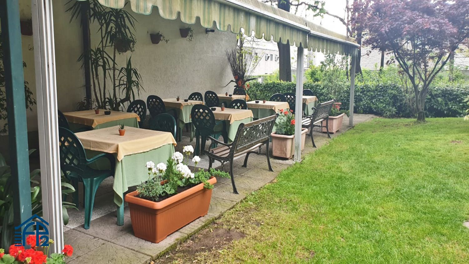 Locale commerciale con giardino privato