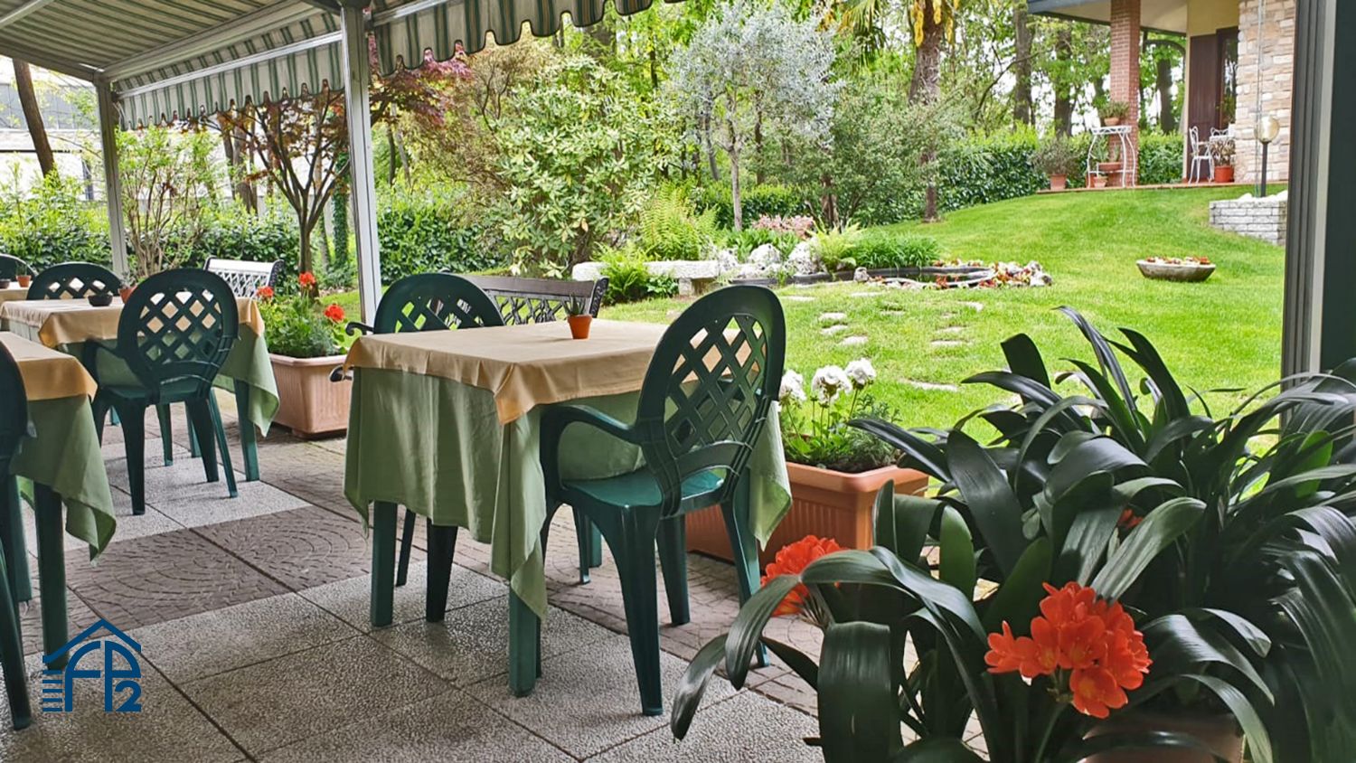 Locale commerciale con giardino privato