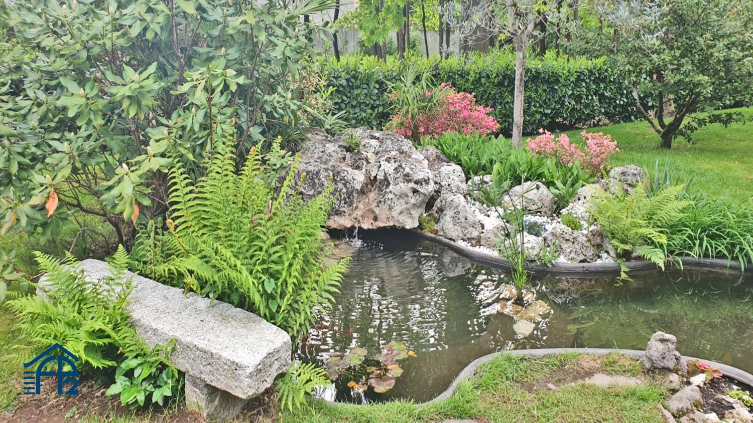 Locale commerciale con giardino privato