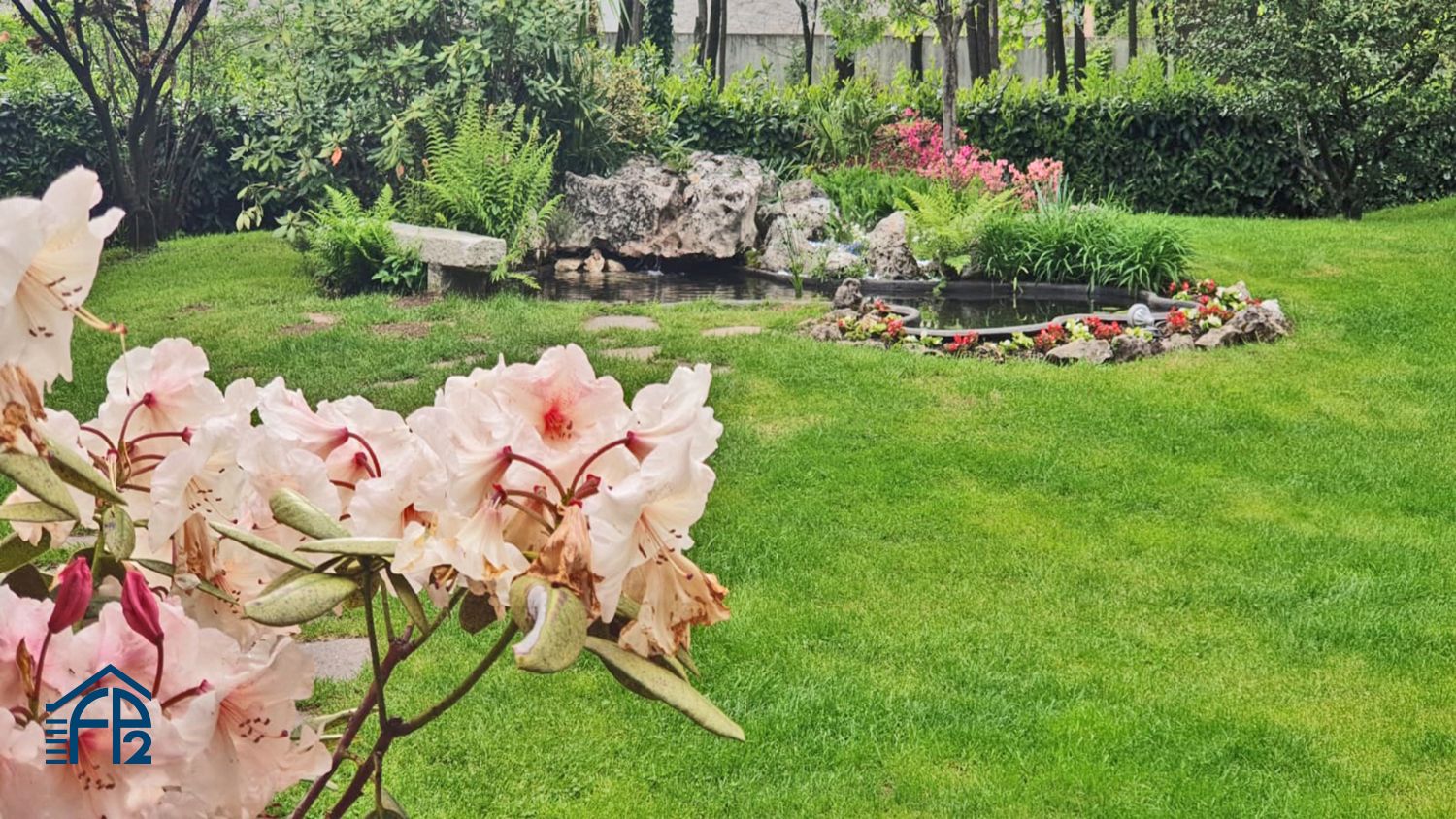 Locale commerciale con giardino privato