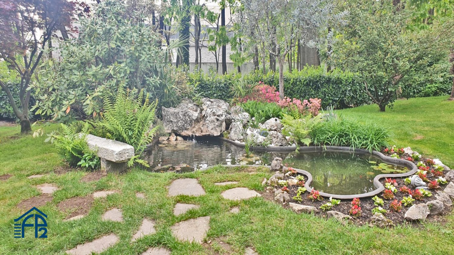 Locale commerciale con giardino privato