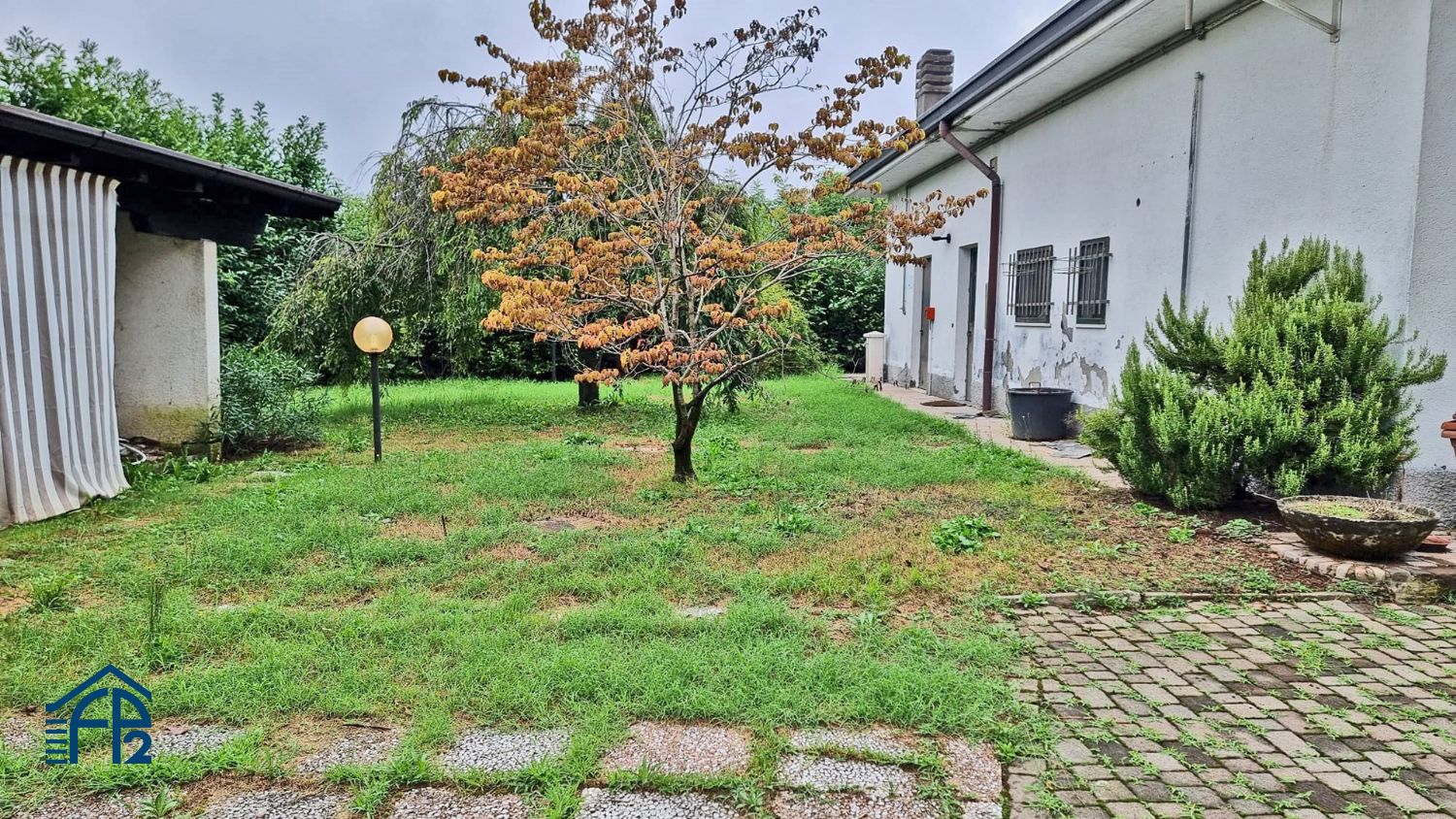 Locale commerciale con giardino privato
