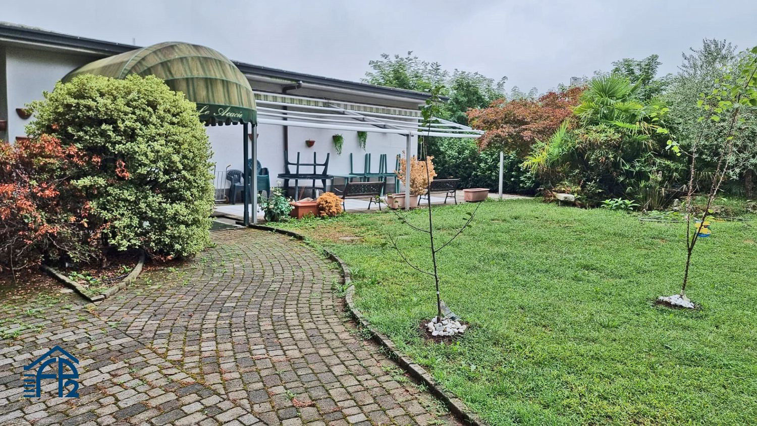 Locale commerciale con giardino privato