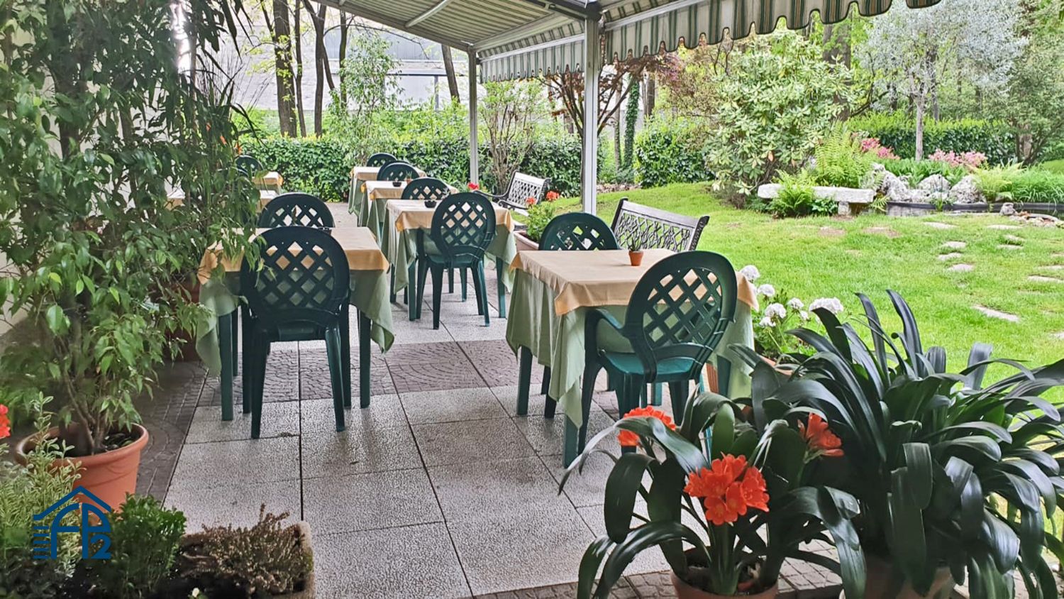 Locale commerciale con giardino privato