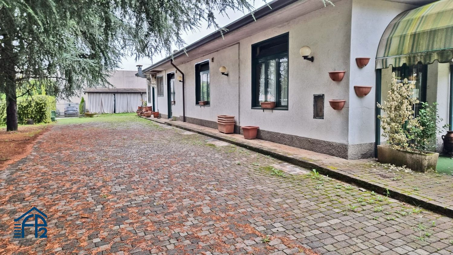 Locale commerciale con giardino privato