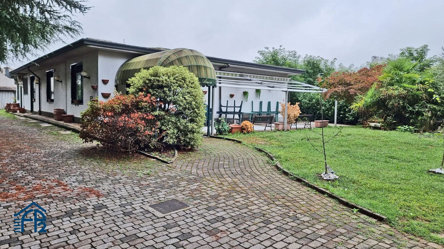 Locale commerciale con giardino privato